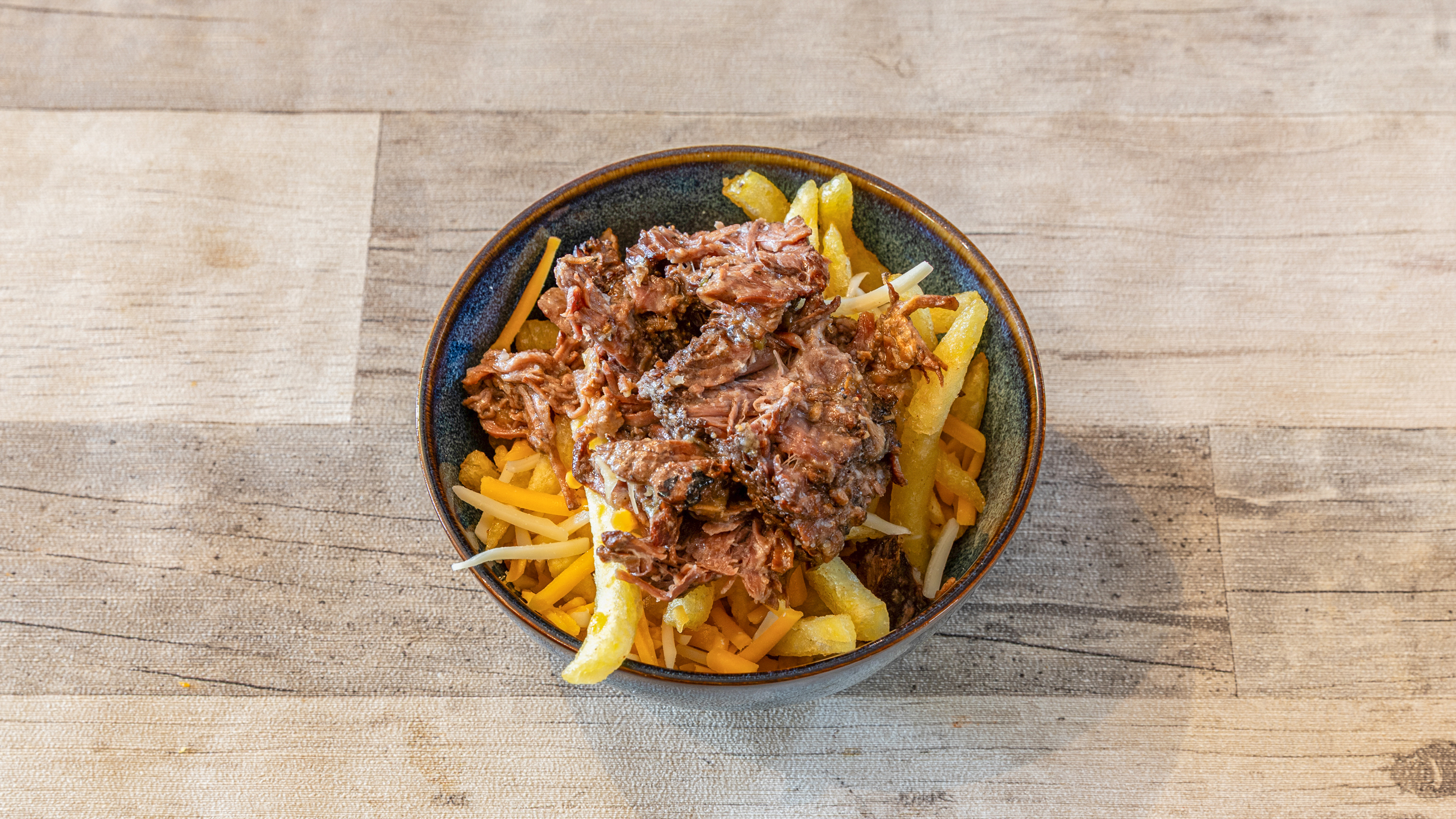 Frites garnies au bœuf effiloché