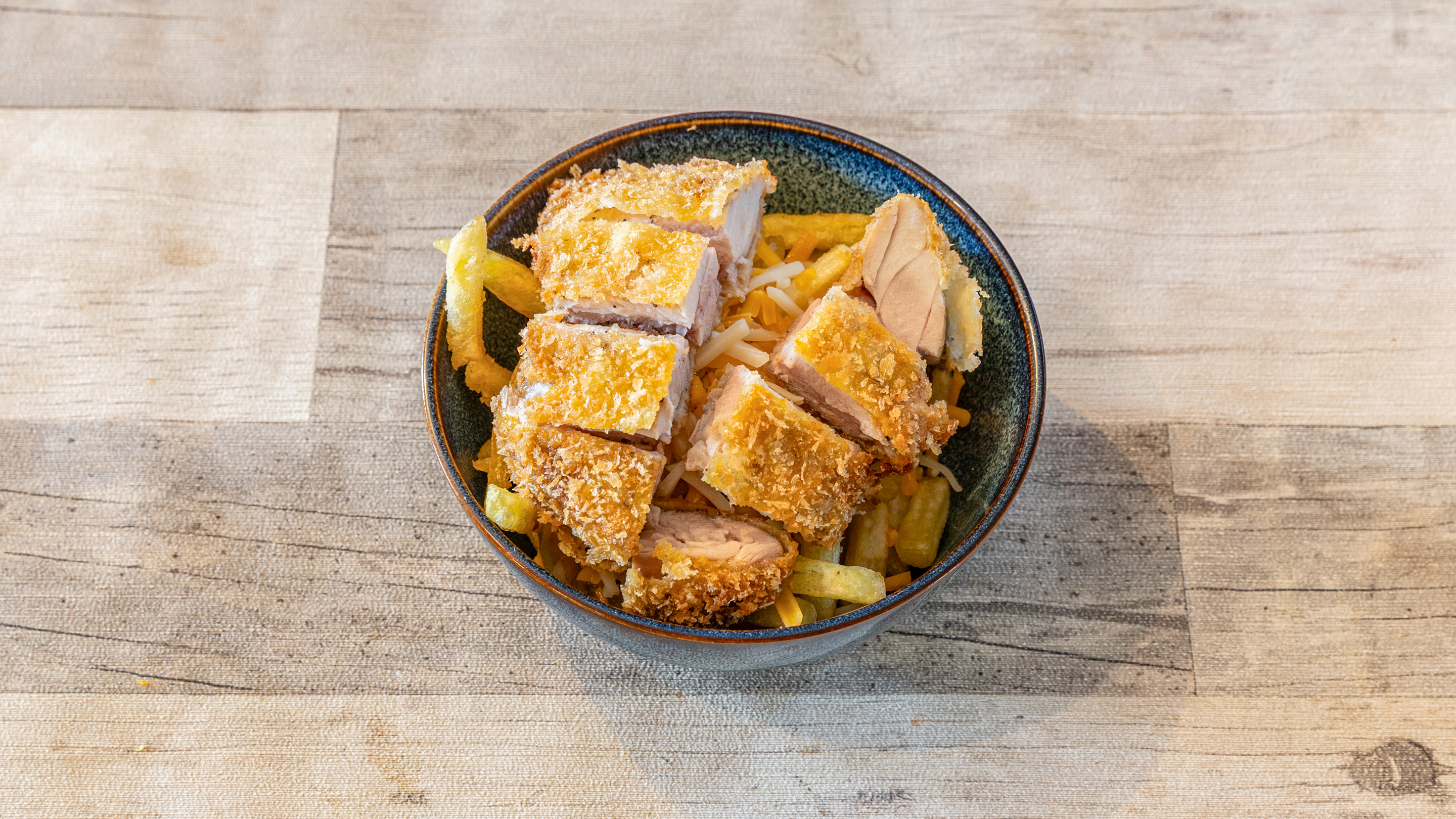 Frites garnies au poulet pané