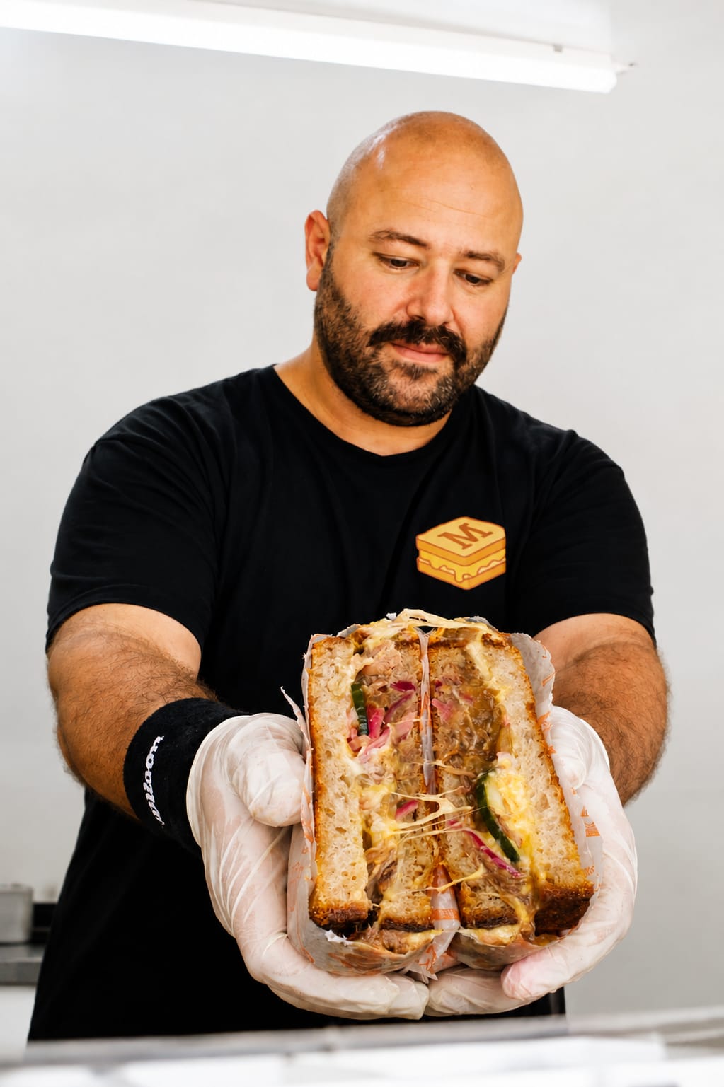 Ilyes, fondateur de MAKDUS, préparant un grilled cheese